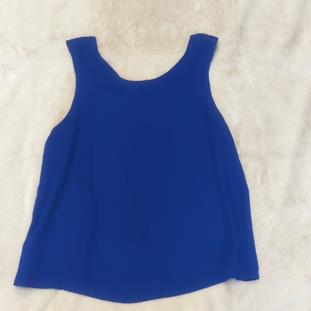 Vibrant Blue Sleeveless Tank Top with Rounded Neckline